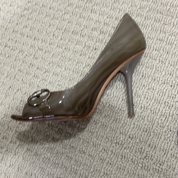 Gucci gray patent leather heels size 7 - Picture 2 of 9